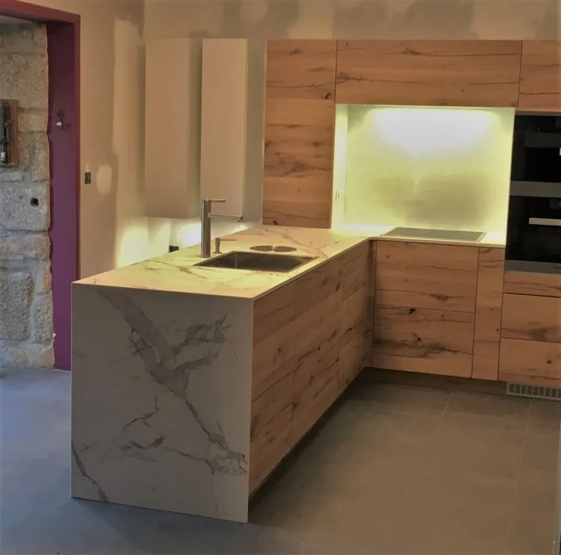 Cuisine avec plan de travail effet marbre blanc réalisé par Pascal & Fils