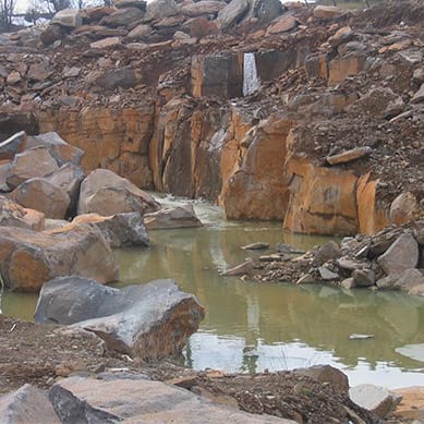 Blocs de basalte extraits à Bouzentès