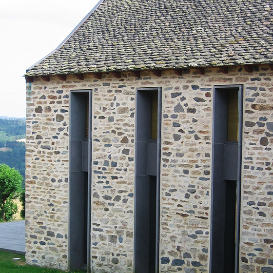 Maison en pierre de basalte typique du pays de Saint-Flour